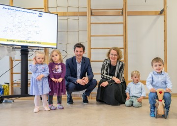 Landesrätin Christiane Teschl-Hofmeister und Gänserndorfs Bürgermeister René Lobner verkündeten, umringt von Kindern des Landeskindergartens im NÖ Landhaus in St. Pölten, den Startschuss für die Pilotkindergärten für Zweijährige mit September.