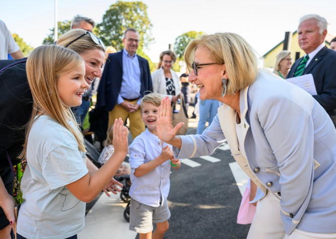 LH Mikl-Leitner eröffnet neuen Heidekindergarten in Gießhübl