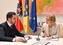 Landeshauptfrau Johanna Mikl-Leitner und IV NÖ Präsident Kari Ochsner sind sich einig: „Standortabkommen ist ein klares Bekenntnis zur Stärkung der Wettbewerbsfähigkeit des Industriestandortes und zur Förderung nachhaltiger Entwicklung“