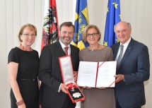 Von rechts nach links: Die Gattin von Hans Penz, Luise Penz, Landtagspräsident a. D. Hans Penz, Landeshauptfrau Johanna Mikl-Leitner und Landeshauptmann a. D. Erwin Pröll.