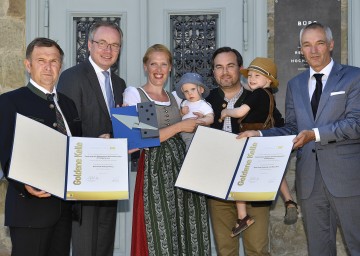 Wohnhaus in Heiligenkreuz - Bgm. Franz Winter, LH-Stv. Dr. Stephan Pernkopf, Familie Mag. Sonja Höretzeder und Marc Breit, Landesbaudir. DI Walter Steinacker.