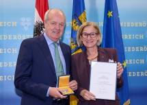 Landeshauptfrau Johanna Mikl-Leitner verlieh Anton Hechtl, Obmann der Raiffeisenbank Wienerwald, Abteilungsdirektor und Prokurist der Raiffeisenlandesbank NÖ-Wien, das „Große Ehrenzeichen für Verdienste um das Bundesland Niederösterreich“.