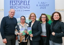(v.l.n.r.) Johann Döller, Bürgermeister Reichenau an der Rax, die künstlerische Leiterin Maria Happel, Landeshauptfrau Johanna Mikl-Leitner, die neue operative Geschäftsführerin Brigitte Kampert und Dramaturgin Angelika Messner.