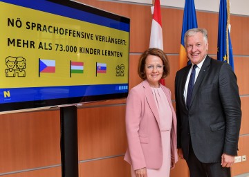 Landesrätin Christiane Teschl-Hofmeister und Landesrat Martin Eichtinger gaben in St. Pölten die Verlängerung der internationalen Sprachoffensive für Kinder bekannt.