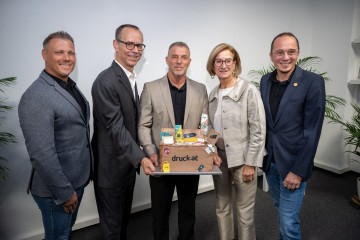 Landeshauptfrau Johanna Mikl-Leitner gratulierte druck.at zum 25. Geburtstag (v.l.n.r.): Geschäftsführer Markus Graf, CIMPRESS-CEO Robert Keane, Geschäftsführer Andreas Mössner und Geschäftsführer Gerhard Patek.
