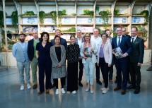 Landeshauptfrau Johanna Mikl-Leitner (Bildmitte), Landesrat Jochen Danninger (dritter von rechts) sowie Gastwirte, Winzer und weitere Teilnehmer