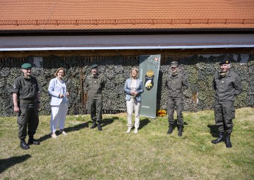 Kommandant der 3. Jägerbrigade Brigadier Christian Habersatter, Landeshauptfrau Johanna Mikl-Leitner, der Milizbeauftragte Generalmajor Erwin Hameseder, Verteidigungsministerin Klaudia Tanner, Kommandantin der Jägerkompanie Tulln Hauptmann Anna Kaiser und Generalstabschef General Robert Brieger (v.l.n.r.)