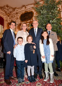 Im Bild von links nach rechts: Bürgermeister Christian Gepp, Landeshauptfrau Johanna Mikl-Leitner, Bundespräsident Alexander Van der Bellen und Christbaumbauer Leopold Fuhrmann mit einigen Kindern aus Korneuburg.