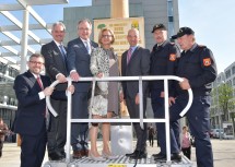 Maibaumaufstellen in St. Pölten: Landesrat Ludwig Schleritzko, Landtagspräsident Karl Wilfing, LH-Stellvertreter Stephan Pernkopf, Landeshauptfrau Johanna Mikl-Leitner, Perneggs Bürgermeister Franz Huber, Betriebsfeuerwehr-Kommandant Karl Enzinger u. a. (v.l.n.r.)