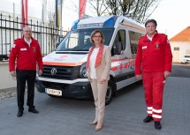 Chefarzt Dr. Berndt Schreiner, Rotes Kreuz NÖ, und Präsident Josef Schmoll, Rotes Kreuz NÖ, heißen Landeshauptfrau Johanna Mikl-Leitner herzlich in der Landesverbandszentrale willkommen.