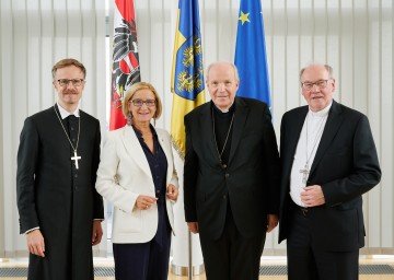 Von links nach rechts: Der evangelische Superintendent Lars Müller-Marienburg, Landeshauptfrau Johanna Mikl-Leitner, der Wiener Erzbischof Kardinal Christoph Schönborn, der St. Pöltner Diözesanbischof Alois Schwarz.