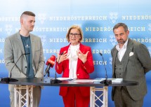 Am Podium der Pressekonferenz: Lukas Renz, ab 1. Juni 2026 Sonderbeauftragter des Landes Niederösterreich für die europäische Wasserstoffstrategie, Landeshauptfrau Johanna Mikl-Leitner und Jorgo Chatzimarkakis, CEO des europäischen Wasserstoffverbandes Hydrogen Europe (v.l.n.r.)