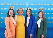 Vizekönigin Ida Haimel, Landeshauptfrau Johanna Mikl-Leitner, Weinkönigin Laura Hummel und Vizekönigin Viktoria Bayer (v.l.n.r.)