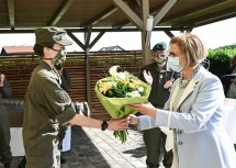 Landeshauptfrau Johanna Mikl-Leitner (rechts) wünschte Kommandantin Hauptmann Anna Kaiser (links) für den bevorstehenden Einsatz und zu ihrem Geburtstag alles Gute.