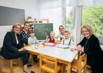 „Landeshauptfrau Johanna Mikl-Leitner und Landesrätin Christiane Teschl-Hofmeister  in einem Kindergarten in St. Pölten.“