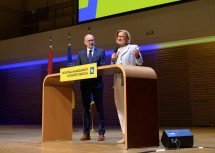 Landeshauptfrau Johanna Mikl-Leitner im Gespräch mit Moderator Tom Bläumauer