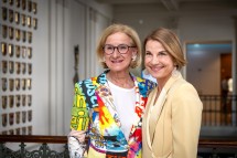 Landeshauptfrau Johanna Mikl-Leitner und Kristian Sprenger, Obfrau Theaterfest Niederösterreich und Intendantin Festspiele Berndorf, bei der Präsentation des Theaterfest Niederösterreich Programms 2026.