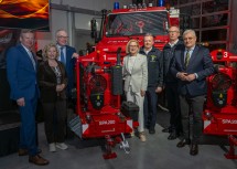 Bei der Eröffnung des Containerterminal 3 im Feuerwehr- und Sicherheitszentrum Tulln (v.l.n.r.): Zweiter NÖ Landtagspräsident Gottfried Waldhäusl, Landesrätin Eva Prischl, LH-Stellvertreter Stephan Pernkopf, Landeshauptfrau Johanna Mikl-Leitner, Landesfeuerwehrkommandant Dietmar Fahrafellner, stv. Landesfeuerwehrkommandant Martin Boyer und Landesrat Martin Antauer.