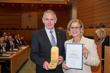 Landeshauptfrau Johanna Mikl-Leitner zeichnete Reinhard Hundsmüller mit dem „Silbernen Komturkreuz mit dem Stern des Ehrenzeichens für Verdienste um das Bundesland Niederösterreich“ aus.