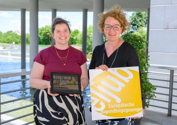 (v.l.n.r.): Simone Redlingshofer und Jugend-Landesrätin Christiane Teschl-Hofmeister 