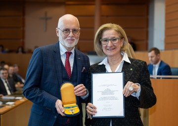 Landeshauptfrau Johanna Mikl-Leitner überreichte Dr. Gerald Bachinger, dem ehemaligen Leiter der NÖ Patienten- und Pflegeanwaltschaft, das „Silberne Komturkreuz des Ehrenzeichens für Verdienste um das Bundesland Niederösterreich“ 