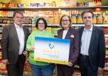 Wolfgang Ecker, Präsident der Wirtschaftskammer Niederösterreich, Kauffrau Anita Hiesel, Landeshauptfrau Johanna Mikl-Leitner und Bürgermeister Ewald Gorth im Hybrid „Nah&Frisch“ in Inzersdorf. (v.l.n.r.)