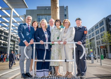 Landtagsabgeordneter Martin Antauer (v.l.n.r.), Landtagsabgeordnete Doris Schmidl, Dritte Landtagspräsidentin Elvira Schmidt, LH-Stellvertreter Stephan Perkopf, Bürgermeisterin Brigitte Thallauer, Landeshauptfrau Johanna Mikl-Leitner und Landhaus-Betriebsfeuerwehr-Kommandant Erich Schilcher vor dem Maibaum.