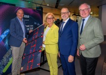 Von links nach rechts: Michael Moll, CEO von accent, Landeshauptfrau Johanna Mikl-Leitner, ESA-Generaldirektor Josef Aschbacher und LH-Stellvertreter Stephan Pernkopf.