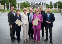 ORF-Kulturchef Martin Traxl, Grafenegg-Geschäftsführerin Simone Bamberg, Landeshauptfrau Johanna Mikl-Leitner, Grafeneggs künstlerischer Leiter Rudolf Buchbinder, ORF-Generaldirektorin Ingrid Thurnher, NÖKU-Geschäftsführer Paul Gessl und ORF-NÖ-Landesdirektor Alexander Hofer bei der Vertragsunterzeichnung zwischen dem ORF und der Grafenegg Kulturbetriebsges.m.b.H für die Sommernachtsgala 2027 bis 2029 (v.l.n.r.)