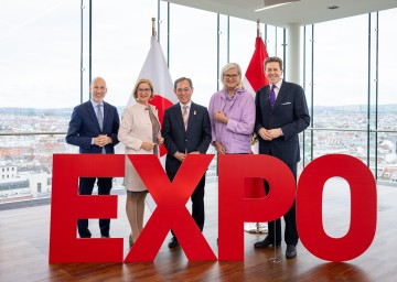 Freuen sich auf die Weltausstellung in Osaka (v.l.n.r.): Bundesminister Martin Kocher, Landeshauptfrau Johanna Mikl-Leitner, S.E. Ryuta Mizuuchi, Regierungskomissärin Ursula Plassnik und WKÖ-Präsident Harald Mahrer.