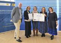 Ausgezeichnetes Forschungsprojekt, um Ölverschmutzungen in Gewässern zu verhindern. Im Bild von links nach rechts: Accent Inkubator-Geschäftsführer Michael Moll, Landeshauptfrau Johanna Mikl-Leitner, Preisträgerin Anja Knecht, Vizerektorin Viktoria Weber und tecnet equity-Geschäftsführerin Doris Agneter.