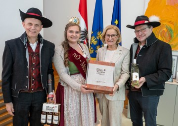 (v.l.) Johann Hochholzer (Gafringwirt, Euratsfeld), Elena Obergmeiner (amtierende Mostkönigin), Landeshauptfrau Johanna Mikl-Leitner und Primus Bernhard Datzberger (Hof Seppelbauer, Amstetten).
