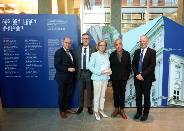 Ausstellung „Aus dem Leben gerissen“ eröffnet: Nationalratspräsident a.D. Wolfgang Sobotka, Botschafter David Roet, Landeshauptfrau Johanna Mikl-Leitner, Ausstellungskurator Michael Tal und Yad Vashem-Direktor Haim Gertner. 