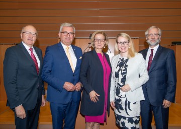 Landtagsabgeordneter Karl Moser, Vizepräsident des NÖ Gemeindebundes, Alfred Riedl, Präsident des Österreichischen Gemeindebundes, Landeshauptfrau Johanna Mikl-Leitner, Margarete Schramböck, Bundesministerin für Digitalisierung und Wirtschaftsstandort, sowie Wirtschaftsprüfer und Steuerberater Gerhard Pircher von der NÖ Gemeindeberatung, beim NÖ-Bürgermeistertag im Landtagssaal in St. Pölten (v.l.n.r.)