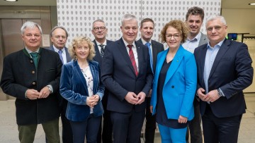 (v.l.n.r.) Markus Klamminger (Vorsitzender Expertengremium), Herbert Frank (Vorsitzender des Landessanitätsrats), Landesrätin Eva Prischl, Ärztekammer-Präsident Harald Schlögel, Landesrat Anton Kasser, Gottfried Haber (Universität Krems), Landesrätin Christiane Teschl-Hofmeister, Florian Hengel (ÖGK) und Landesrat Martin Antauer. 