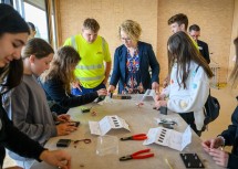 Bildungslandesrätin Christiane Teschl-Hofmeister mit Schülerinnen beim Girls‘ Day bei der Firma Egger.