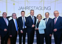 (v.l.) Nationalratspräsident Wolfgang Sobotka, der Generaldirektor der Raiffeisenlandesbank Niederösterreich-Wien Michael Höllerer, Landesrat Sven Hergovich, Bundeskanzler Karl Nehammer, Landeshauptfrau Johanna Mikl-Leitner, Raiffeisenpräsident und Obmann der Raiffeisen-Holding Niederösterreich-Wien Erwin Hameseder und LH-Stellvertreter Stephan Pernkopf.