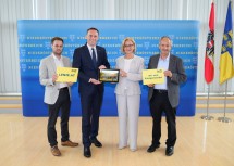 Bernhard Zöchbauer, Landesrat Jochen Danninger, Landeshauptfrau Johanna Mikl-Leitner und Bürgermeister Franz Singer (Kirchberg/Pielach) testen LENIE (v.l.n.r.).