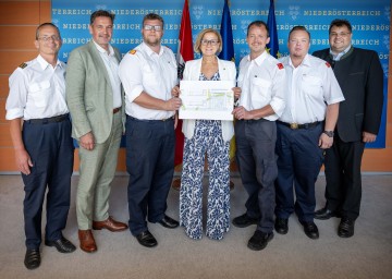 (v.l.n.r.): Kurt Eichhorn (Kommandant-Stv. FF Zell), Bürgermeister Werner Krammer, Michael Höritzauer (Kommandant FF Waidhofen/Ybbs-Stadt), Landeshauptfrau Johanna Mikl-Leitner, Ulrich Kromoser (Kommandant FF Zell), Gregor Schmidt (Kommandant-Stv. FF Waidhofen/Ybbs-Stadt) und Vizebürgermeister Mario Wührer.