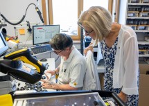 Landeshauptfrau Johanna Mikl-Leitner bei Ihrem Betriebsbesuch bei Microtronics Engineering GmbH in Ruprechtshofen.