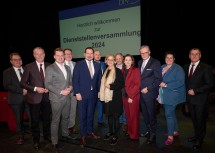 Landeshauptfrau Johanna Mikl-Leitner beim Gruppenfoto mit Personalvertretern, Landesamtsdirektor Werner Trock, Landesamtsdirektor-Stellvertreter Gerhard Dafert, Abteilungsleiterin Personalmanagement Verena Krammer und Landtagsabgeordneten Florian Krumböck.