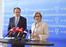 Landeshauptfrau Johanna Mikl-Leitner und Bürgermeister Matthias Stadler im Zuge der Pressekonferenz im NÖ Landhaus in St. Pölten.