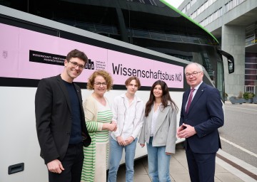 (v.l) Christian Bertsch (Leiter VISTA), Landesrätin Christiane Teschl-Hofmeister und LH-Stellvertreter Stephan Pernkopf mit Jugendlichen vor dem Wissenschaftsbus NÖ.
