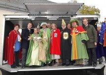 Narrenwecken in Traiskirchen mit Landeshauptfrau Johanna Mikl-Leitner (6.v.r.), dem Landesprinzenpaar Claudia II. und Thomas I. (Claudia und Thomas Eismayer; mit Schlüssel), Bürgermeister Andreas Babler (2.v.l.), Regina Mayerhofer, Präsidentin der Faschingsgilde Traiskirchen (links), und Alfred Kamleiter, Präsident des Landesverbands Niederösterreich des Bundes Österreichischer Faschingsgilden (5.v.r.)