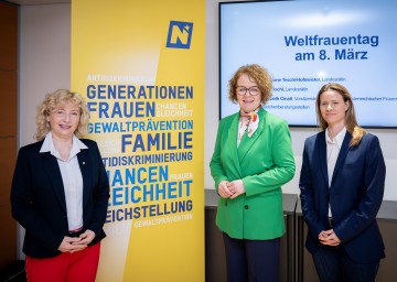 115 Jahre Internationaler Frauentag am 8. März: Landesrätin Eva Prischl, Landesrätin Christiane Teschl-Hofmeister und Elisabeth Cinatl, Vorsitzende des Netzwerks österreichischer Frauen- und Mädchenberatungsstellen.
