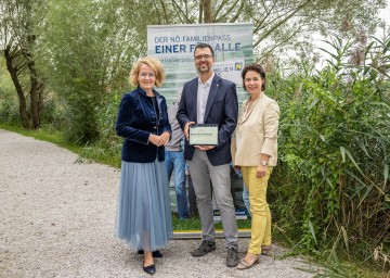 Familien-Landesrätin Christiane Teschl-Hofmeister mit Bernhard Hofer von talentify und Barbara Trettler, Geschäftsführerin der NÖ Familienland GmbH