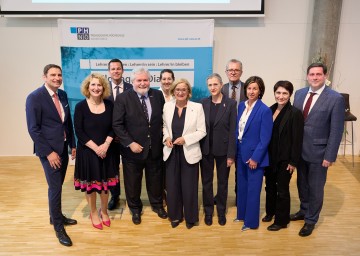 Martin Hallbauer von der Bezirkshauptmannschaft Baden, MDW-Rektorin Ulrike Sych, Bildungsdirektor Karl Fritthum, PH NÖ Rektor Erwin Rauscher, 1. Vizerektorin Edda Potz, Landeshauptfrau Johanna Mikl-Leitner, UNESCO-Chairholderin Carmen Sippl, UNESCO-Generalsekretär Martin Fritz, UNESCO Co-Chairholderin Karin Tengler, 2. Vizerektorin Christine Schörg und Bürgermeister Stefan Szirucsek (v.l.n.r.) 