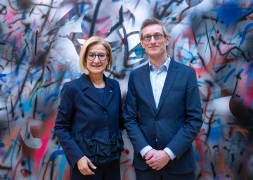 Landeshauptfrau Johanne Mikl-Leitner mit dem Generaldirektor der Albertina, Ralph Gleis.