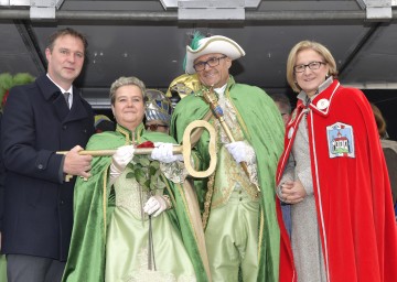 Schlüsselübergabe und Inthronisierung des neuen Landesprinzenpaares: Traiskirchens Bürgermeister Andreas Babler, Claudia II. und Thomas I. (Claudia und Thomas Eismayer) und Landeshauptfrau Johanna Mikl-Leitner (v.l.n.r.)