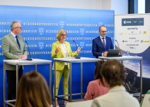 LH-Stv. Stephan Pernkopf, LH Johann Mikl-Leitner und ESA-Generaldirektor Josef Aschbacher zogen im Austria Center Vienna Bilanz über ein Jahr ESA Phil-Lab Austria in Schwechat (v.l.n.r.)